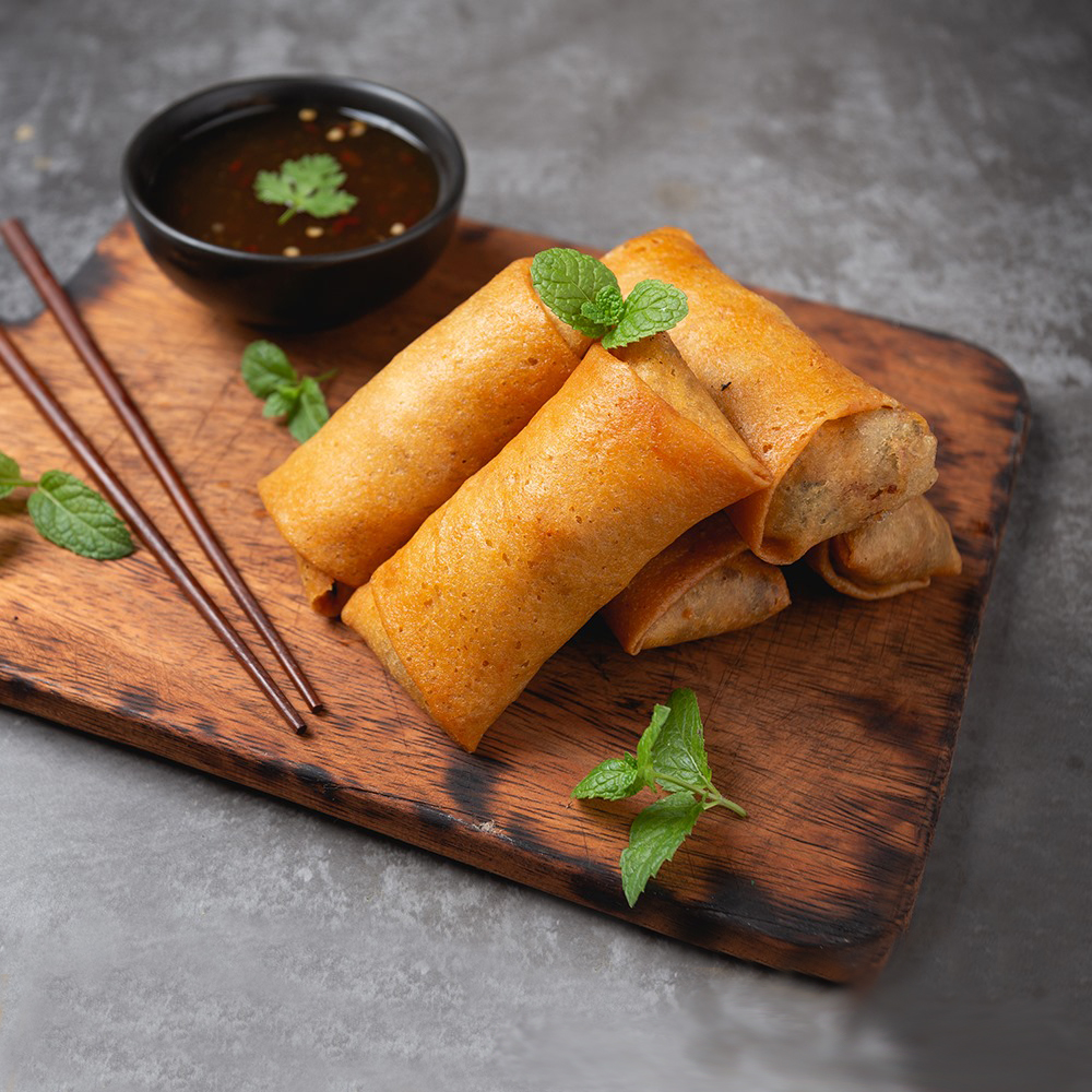 Nems poulet et curry jaune croustillants servis avec leur sauce maison