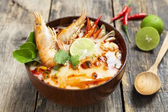 Bol de nouilles aux crevettes, citron vert et légumes croquants